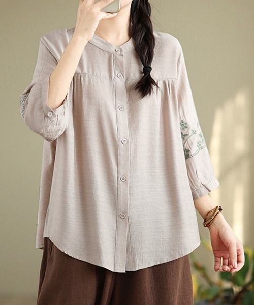 SallyLunn(サリーラン)の「刺繍デザイン ノーカラー ナチュラルブラウス(シャツ/ブラウス・レディース・ベージュ/ブルー/ブラック・LARGE/MEDIUM)」の1枚目の写真