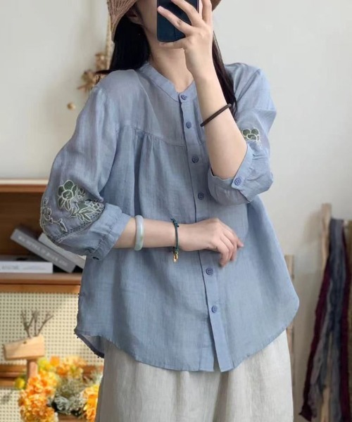 SallyLunn(サリーラン)の「刺繍デザイン ノーカラー ナチュラルブラウス(シャツ/ブラウス・レディース・ベージュ/ブルー/ブラック・LARGE/MEDIUM)」の3枚目の写真