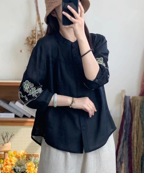 SallyLunn(サリーラン)の「刺繍デザイン ノーカラー ナチュラルブラウス(シャツ/ブラウス・レディース・ベージュ/ブルー/ブラック・LARGE/MEDIUM)」の2枚目の写真