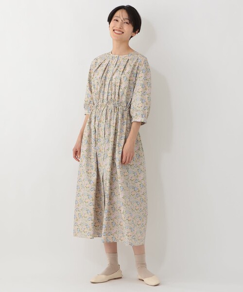 Afternoon Tea(アフタヌーンティー)の「タックワンピース/リバティプリント(ワンピース・レディース・ベージュ/ネイビー・MEDIUM)」の5枚目の写真