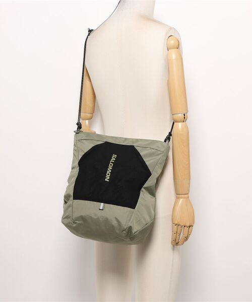 SALOMON（サロモン）の「SALOMON/サロモン ショルダーバッグ パッカブル ACS PACKABLE TOTE BAG 14L（ショルダーバッグ・メンズ・ブラック/グリーン・FREE）」の16枚目の写真