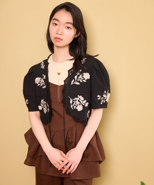 mysty woman 花刺繍ボレロシャツ mysty woman（ミスティウーマン）の「花刺繍ボレロシャツ 759304