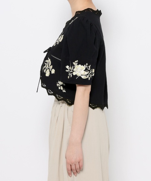 mysty woman（ミスティウーマン）の「花刺繍ボレロシャツ 759304