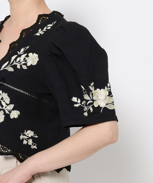 mysty woman（ミスティウーマン）の「花刺繍ボレロシャツ 759304
