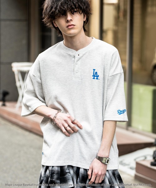 MLB Mejer League Oversized T/C Waffle Logo Print — поло‑футболка с принтом, полураспрямленный крой