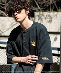 MLB（メジャーリーグベースボール）の「MLB メジャーリーグベースボール オーバーサイズヘンリーネックT Cワッフルロゴプリント半袖Tシャツ（Tシャツ/カットソー）」