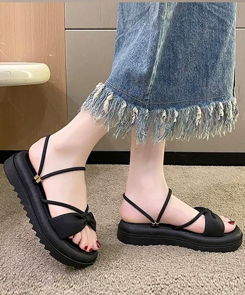shopnikoniko(ショップニコニコ)の「リボンモチーフ 2way ボリュームソールサンダル(サンダル・レディース・ブラック/ホワイト・39/38/37/36)」の5枚目の写真