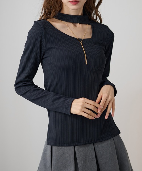 DAYRA(デイラ)の「チョーカーネック サイド スリット 長袖 リブ トップス(Tシャツ/カットソー・レディース・チャコールグレー/ブラック/グリーン・FREE/S)」の2枚目の写真