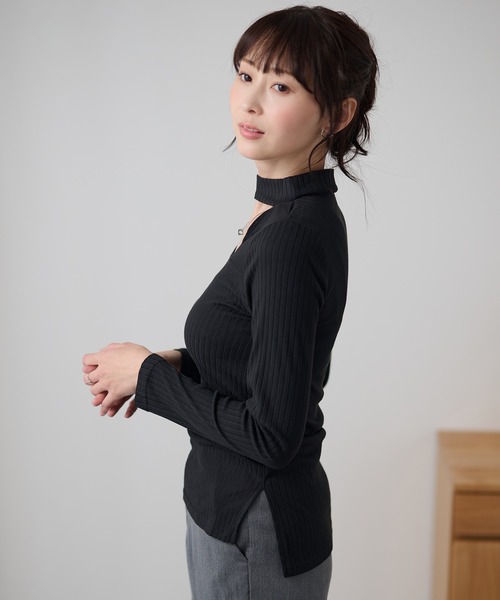 DAYRA(デイラ)の「チョーカーネック サイド スリット 長袖 リブ トップス(Tシャツ/カットソー・レディース・チャコールグレー/ブラック/グリーン・FREE/S)」の11枚目の写真