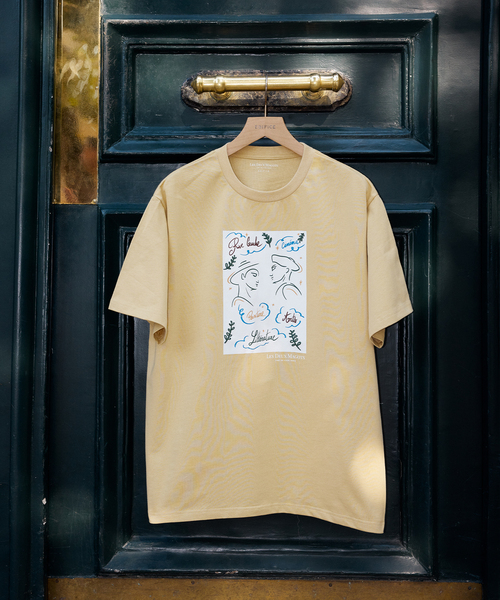 EDIFICE(エディフィス)の「LES DEUX MAGOTS (ドゥマゴ) アートTシャツ(Tシャツ/カットソー・メンズ・ホワイト/イエロー/ボルドー・SMALL/MEDIUM/LARGE)」の3枚目の写真