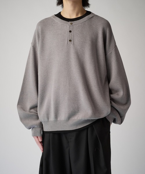 Lui's(ルイス)の「レイヤードヘンリーネックニット(ニット/セーター・メンズ・ブラウン/ブラック/チャコールグレー・S/M)」の2枚目の写真