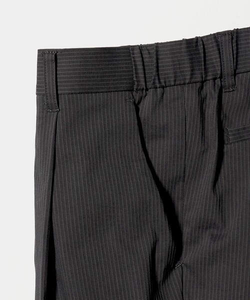 UNITED ARROWS(ユナイテッドアローズ)の「【別注】<NUMBER M> ドビー ストライプ 1プリーツ ショーツ(その他パンツ・メンズ・ダークグレー/ブラック・48/50/46)」の4枚目の写真
