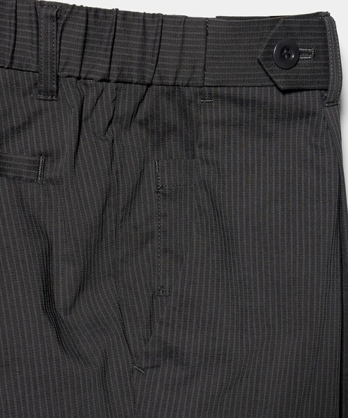 UNITED ARROWS(ユナイテッドアローズ)の「【別注】<NUMBER M> ドビー ストライプ 1プリーツ ショーツ(その他パンツ・メンズ・ダークグレー/ブラック・48/50/46)」の7枚目の写真