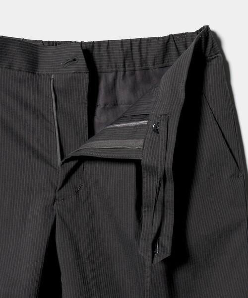 UNITED ARROWS(ユナイテッドアローズ)の「【別注】<NUMBER M> ドビー ストライプ 1プリーツ ショーツ(その他パンツ・メンズ・ダークグレー/ブラック・48/50/46)」の8枚目の写真