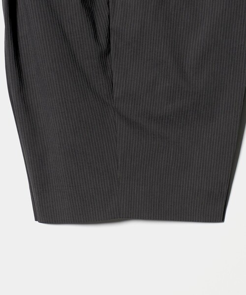 UNITED ARROWS(ユナイテッドアローズ)の「【別注】<NUMBER M> ドビー ストライプ 1プリーツ ショーツ(その他パンツ・メンズ・ダークグレー/ブラック・48/50/46)」の9枚目の写真