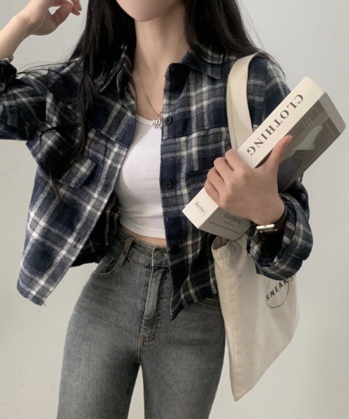 MELT(メルト)の「ショート丈チェック柄シャツ(シャツ/ブラウス・レディース・ネイビー/ベージュ/レッド・FREE)」の11枚目の写真