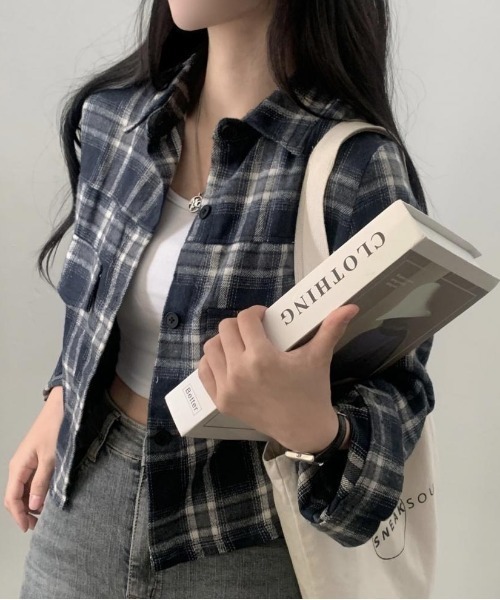MELT(メルト)の「ショート丈チェック柄シャツ(シャツ/ブラウス・レディース・ネイビー/ベージュ/レッド・FREE)」の13枚目の写真