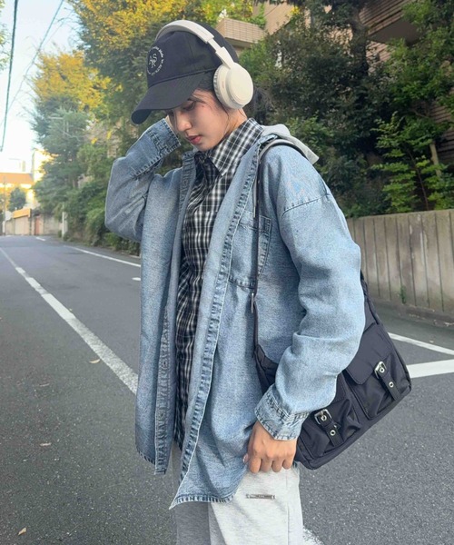 AS KNOW AS plus（アズノゥアズプラス）の「☆レイヤード風 フード付き オーバーサイズ デニムシャツ（シャツ/ブラウス・レディース・サックスブルー/ブルー・FREE）」の2枚目の写真