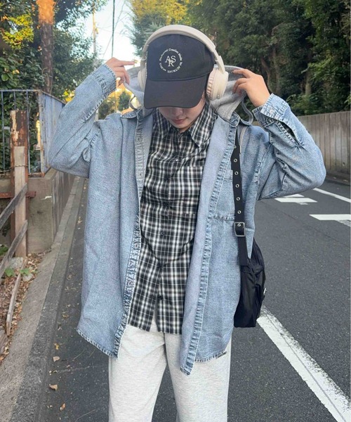 AS KNOW AS plus（アズノゥアズプラス）の「☆レイヤード風 フード付き オーバーサイズ デニムシャツ（シャツ/ブラウス・レディース・サックスブルー/ブルー・FREE）」の3枚目の写真