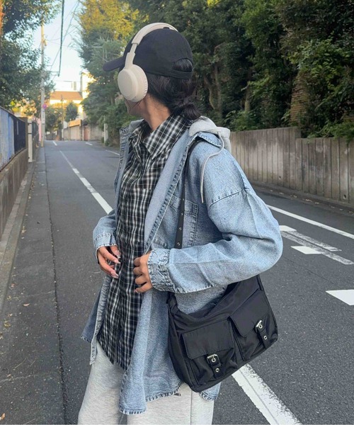 AS KNOW AS plus（アズノゥアズプラス）の「☆レイヤード風 フード付き オーバーサイズ デニムシャツ（シャツ/ブラウス・レディース・サックスブルー/ブルー・FREE）」の4枚目の写真