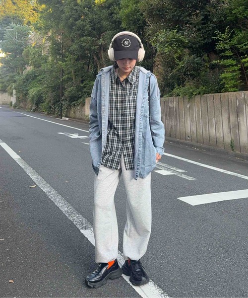 AS KNOW AS plus（アズノゥアズプラス）の「☆レイヤード風 フード付き オーバーサイズ デニムシャツ（シャツ/ブラウス・レディース・サックスブルー/ブルー・FREE）」の6枚目の写真