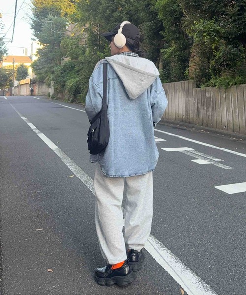AS KNOW AS plus（アズノゥアズプラス）の「☆レイヤード風 フード付き オーバーサイズ デニムシャツ（シャツ/ブラウス・レディース・サックスブルー/ブルー・FREE）」の7枚目の写真