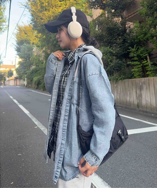AS KNOW AS plus（アズノゥアズプラス）の「☆レイヤード風 フード付き オーバーサイズ デニムシャツ（シャツ/ブラウス・レディース・サックスブルー/ブルー・FREE）」の5枚目の写真