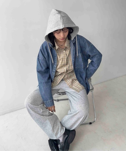 AS KNOW AS plus（アズノゥアズプラス）の「☆レイヤード風 フード付き オーバーサイズ デニムシャツ（シャツ/ブラウス・レディース・サックスブルー/ブルー・FREE）」の17枚目の写真