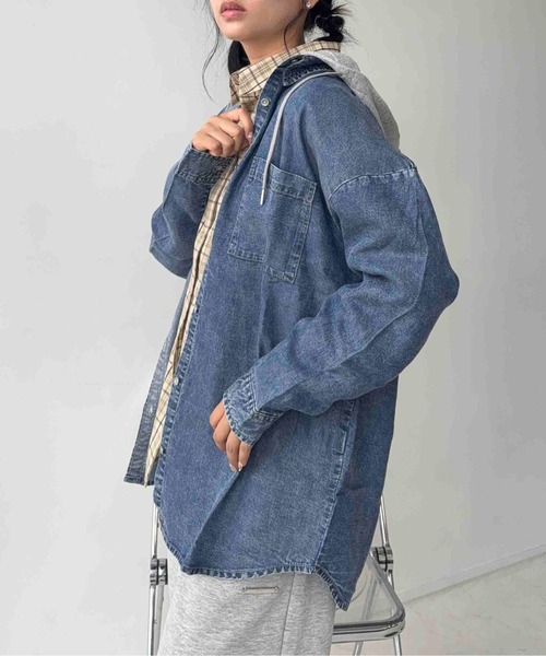 AS KNOW AS plus（アズノゥアズプラス）の「☆レイヤード風 フード付き オーバーサイズ デニムシャツ（シャツ/ブラウス・レディース・サックスブルー/ブルー・FREE）」の13枚目の写真
