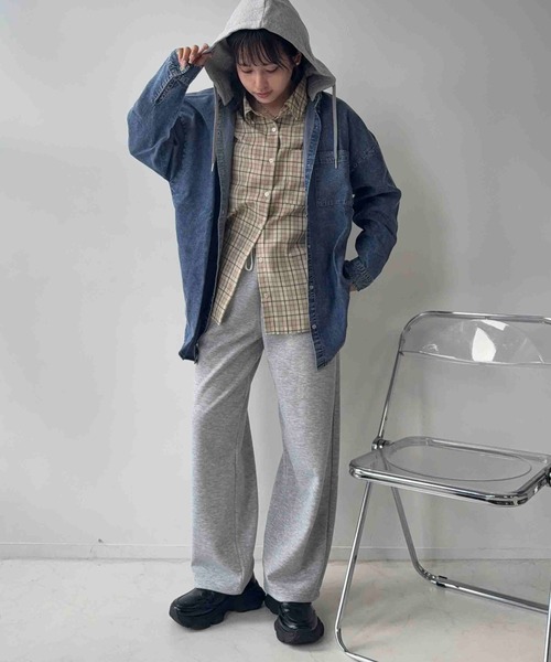 AS KNOW AS plus（アズノゥアズプラス）の「☆レイヤード風 フード付き オーバーサイズ デニムシャツ（シャツ/ブラウス・レディース・サックスブルー/ブルー・FREE）」の15枚目の写真