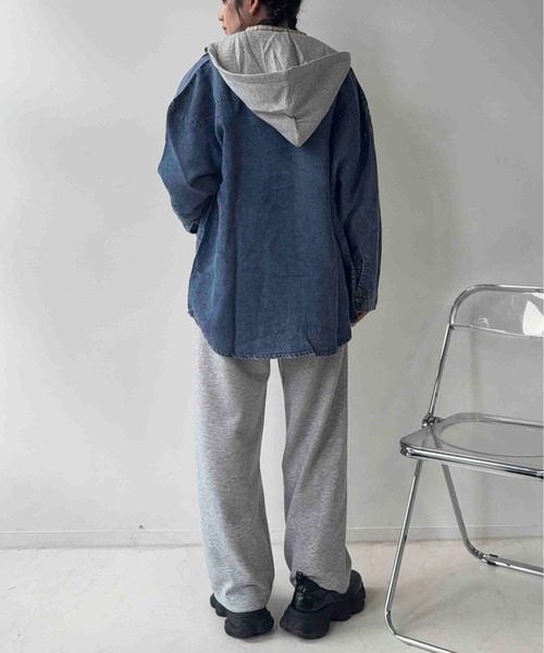 AS KNOW AS plus（アズノゥアズプラス）の「☆レイヤード風 フード付き オーバーサイズ デニムシャツ（シャツ/ブラウス・レディース・サックスブルー/ブルー・FREE）」の16枚目の写真
