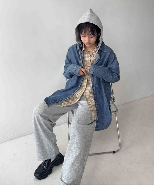 AS KNOW AS plus（アズノゥアズプラス）の「☆レイヤード風 フード付き オーバーサイズ デニムシャツ（シャツ/ブラウス・レディース・サックスブルー/ブルー・FREE）」の18枚目の写真
