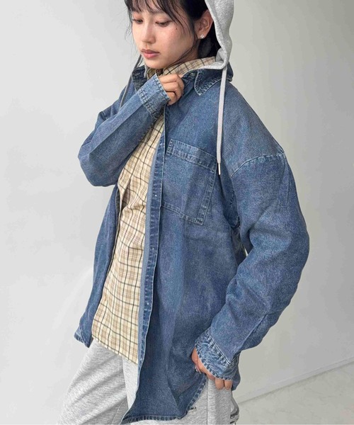 AS KNOW AS plus（アズノゥアズプラス）の「☆レイヤード風 フード付き オーバーサイズ デニムシャツ（シャツ/ブラウス・レディース・サックスブルー/ブルー・FREE）」の10枚目の写真