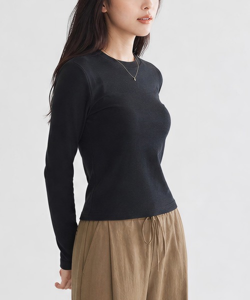 JOCOSA(ジョコサ)の「【選べる2つのネックライン】クルーネック コンパクトシルエット ロンT(Tシャツ/カットソー・レディース・ホワイト/ブラック・L/M/S)」の4枚目の写真