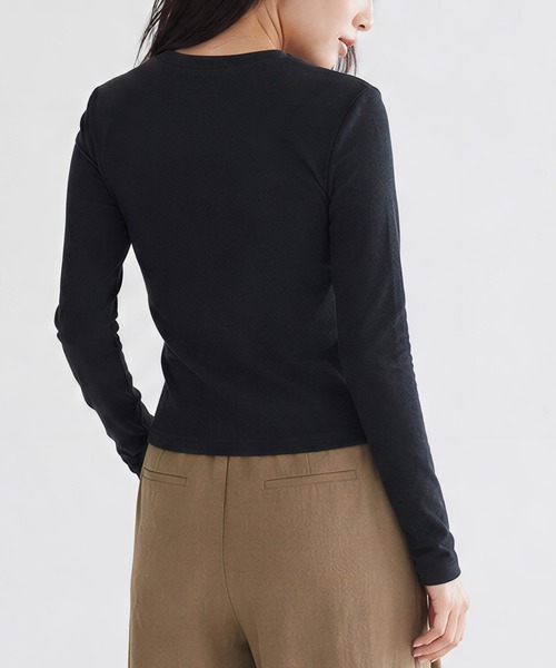 JOCOSA(ジョコサ)の「【選べる2つのネックライン】クルーネック コンパクトシルエット ロンT(Tシャツ/カットソー・レディース・ホワイト/ブラック・L/M/S)」の5枚目の写真