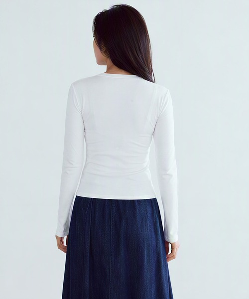 JOCOSA(ジョコサ)の「【選べる2つのネックライン】クルーネック コンパクトシルエット ロンT(Tシャツ/カットソー・レディース・ホワイト/ブラック・L/M/S)」の6枚目の写真