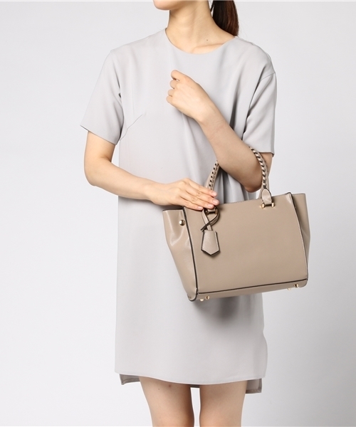 PLAIN CLOTHING(プレーンクロージング)の「フェミニンハンドル2wayバッグ【PLAIN CLOTHING】(トートバッグ・レディース・ブラック/ライトグレー/グレー/ベージュ/ネイビー/レッド/キャメル・FREE)」の8枚目の写真