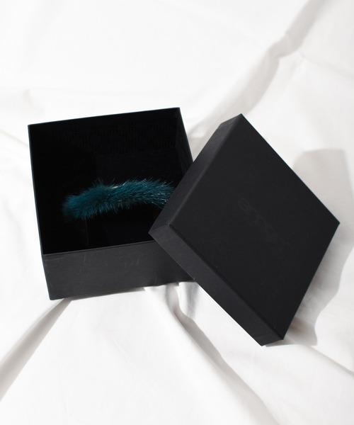 arron（アローン）の「arron/ナローミンクファーバングル（バングル/リストバンド・レディース・ホワイト/ベージュ/グリーン・FREE）」の5枚目の写真