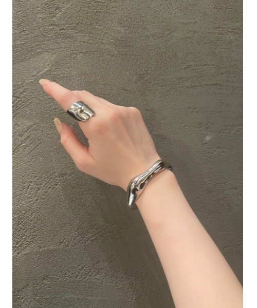SLY（スライ）の「UNIQUE METAL BANGLE/メタルバングル（バングル/リストバンド・レディース・シルバー/ゴールド・FREE）」の9枚目の写真