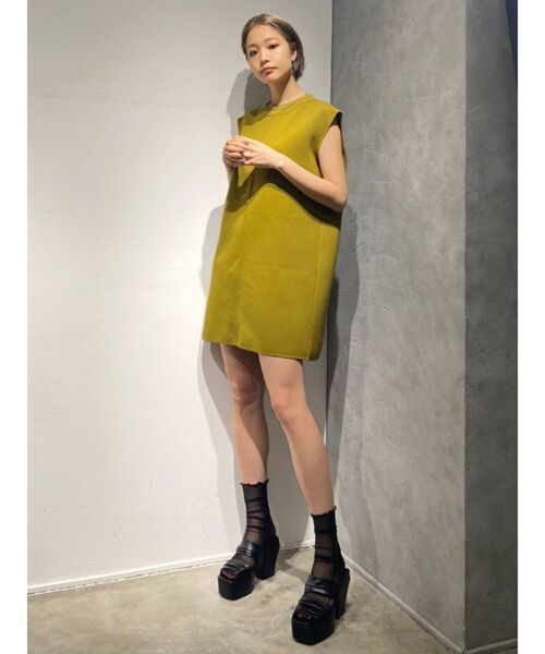 EMODA（エモダ）の「ワイドショルダーショートワンピース（ワンピース・レディース・ブラック/オレンジ/グリーン/マスタード・FREE）」の9枚目の写真