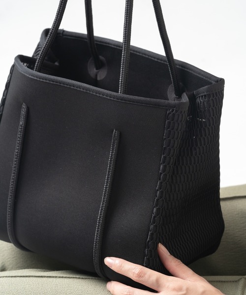 MURA（ムラ）の「ネオプレン メッシュ ミニ トートバッグ（サコッシュ別売り）（トートバッグ・レディース・ブラック/ダークブラウン/グレー/ベージュ/ピンク・FREE）」の11枚目の写真