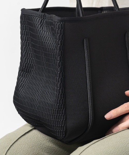 MURA（ムラ）の「ネオプレン メッシュ ミニ トートバッグ（サコッシュ別売り）（トートバッグ・レディース・ブラック/ダークブラウン/グレー/ベージュ/ピンク・FREE）」の10枚目の写真