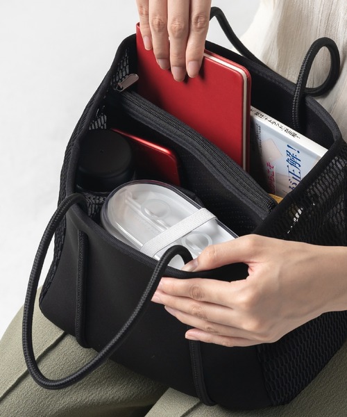 MURA（ムラ）の「ネオプレン メッシュ ミニ トートバッグ（サコッシュ別売り）（トートバッグ・レディース・ブラック/ダークブラウン/グレー/ベージュ/ピンク・FREE）」の19枚目の写真