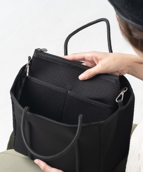 MURA（ムラ）の「ネオプレン メッシュ ミニ トートバッグ（サコッシュ別売り）（トートバッグ・レディース・ブラック/ダークブラウン/グレー/ベージュ/ピンク・FREE）」の17枚目の写真