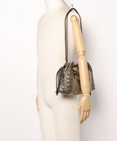 Ameri(アメリ)の「IMANE JACQUARD DRAWSTRING BAG(ハンドバッグ・レディース・ベージュ/ネイビー・FREE)」の15枚目の写真