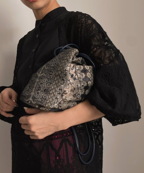 Ameri(アメリ)の「IMANE JACQUARD DRAWSTRING BAG(ハンドバッグ・レディース・ベージュ/ネイビー・FREE)」の5枚目の写真