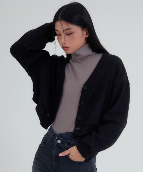 ACOVER(オコボ)の「A'GEM/9 × .kom『ACOVER/オコボ』CROPFIT V-NECK WOOL KNIT CARDIGAN/クロップド丈 Vネックボタンウールニットカーディガン(カーディガン/ボレロ・レディース・ベージュ/グレー/ブルー/アイボリー/ブラック・FREE)」の3枚目の写真
