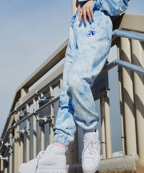 atmos pink（アトモスピンク）の「atmos pink ロゴ刺繍タイダイスウェットパンツ（スウェットパンツ・レディース・ブラウン/グレー/ブルー・FREE）」の16枚目の写真