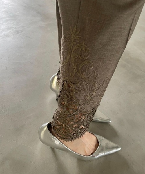 Ameri（アメリ）の「HEM LACE TAPERED PANTS（スラックス・レディース・ブラック/ブラウン・SMALL/MEDIUM）」の4枚目の写真