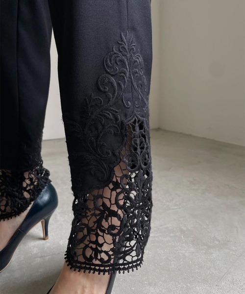 Ameri（アメリ）の「HEM LACE TAPERED PANTS（スラックス）」 - WEAR